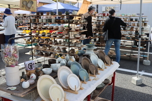 写真：第84回たじみ陶器まつり本町オリベストリートの大陶器市の様子