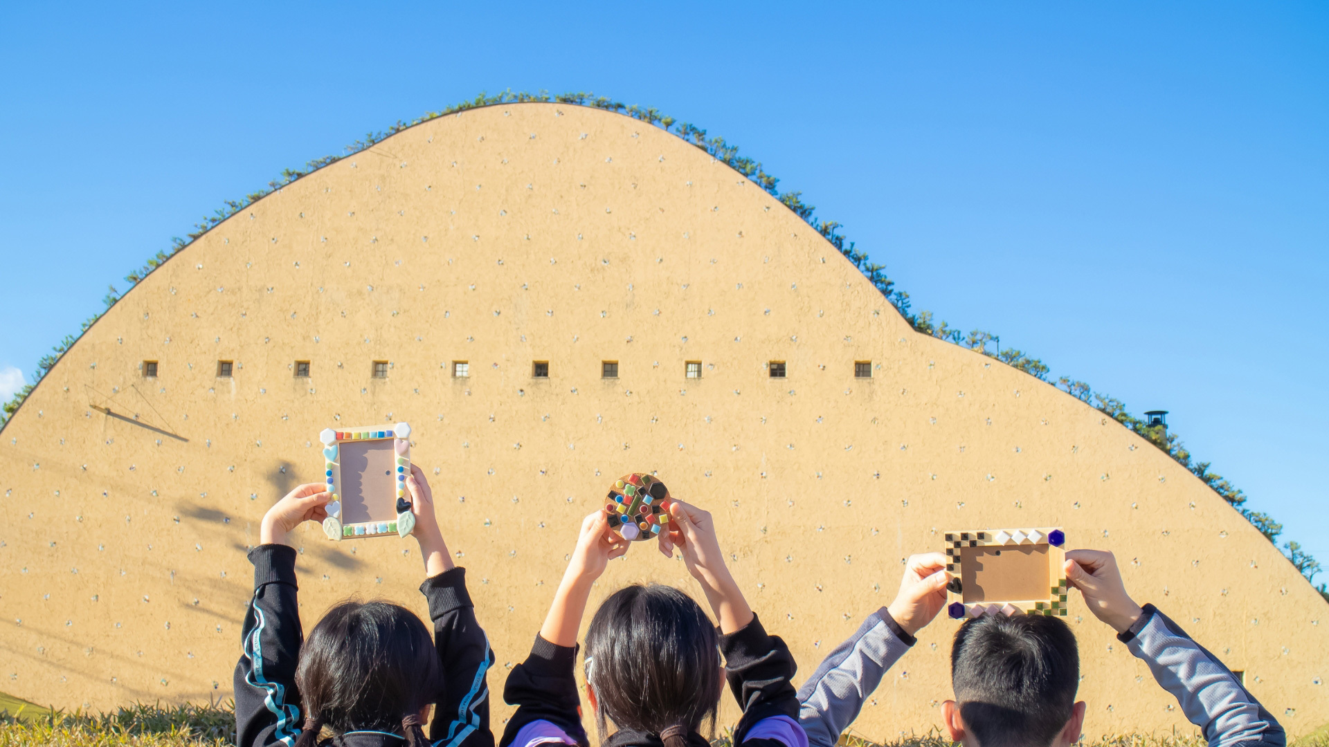 写真：モザイクタイルミュージアムと子どもたち
