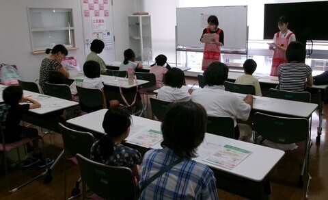 写真：栄養士による講座の様子