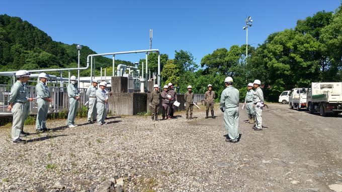 写真：可搬式ポンプ操作訓練の様子1