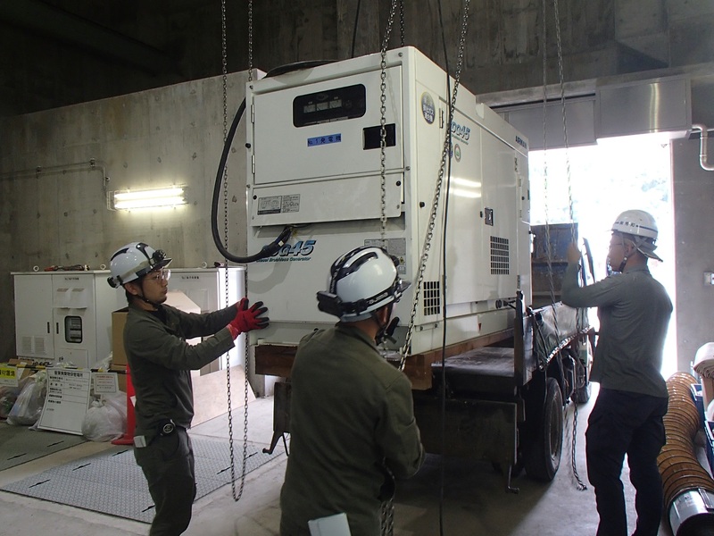 写真:可搬式ポンプ操作訓練の様子1