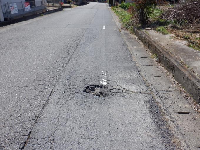 写真：舗装の穴