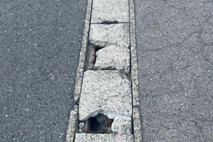 写真：側溝の蓋割れ