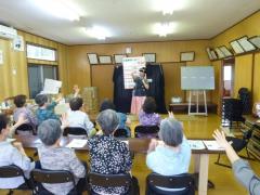 写真：教室の参加者とじゃんけんをする様子