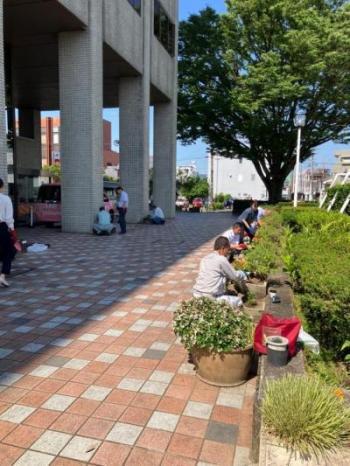 写真：花苗を植栽する様子