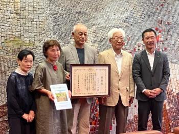 写真：表彰状を持つホワイト会のみなさん