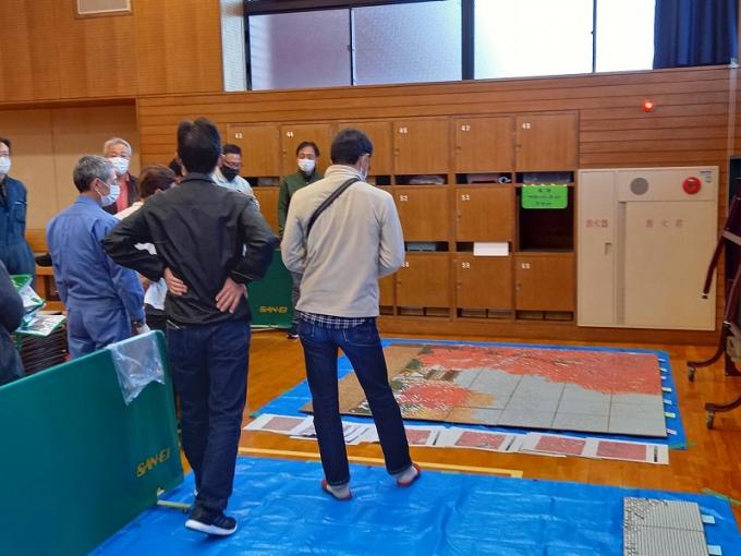 写真：モザイクタイルア-ト「秋」完成