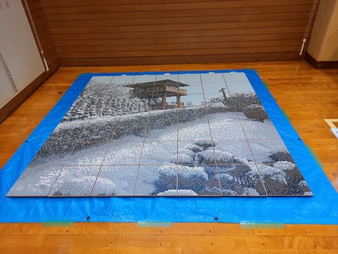 写真：モザイクタイルアート「冬」完成