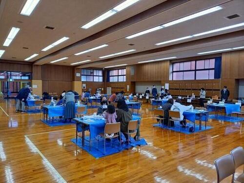 写真：モザイクタイルアート作成の様子