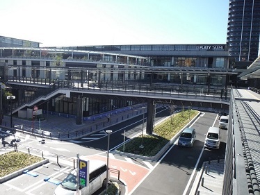 写真：ペデストリアンデッキ（歩行者デッキ）