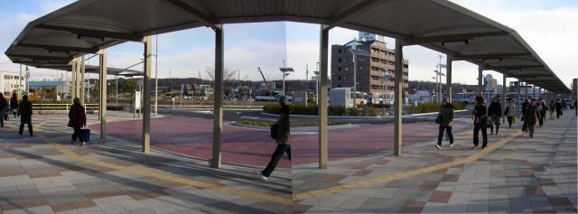 駅北駅前広場の朝の通勤客の様子の写真