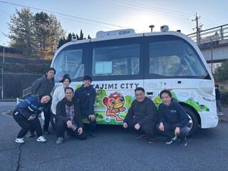 写真：自動運転バスと人