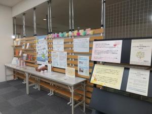 写真：男女共同参画週間の展示（3階図書館）