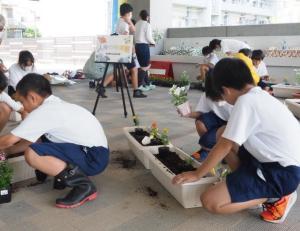 写真：小泉小学校人権の花運動苗植え式1