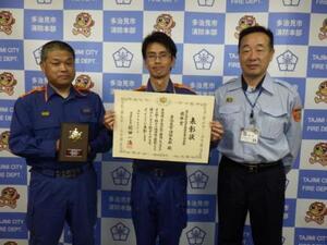 写真：伝達を受ける担当者