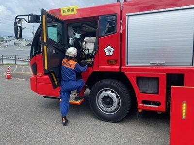 写真：梯子車に乗り込む様子1