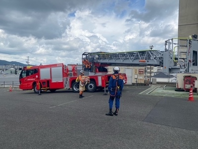 写真：梯子車に乗り込む様子2
