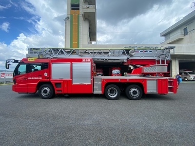 写真：梯子車左側1