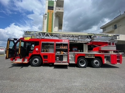 写真：梯子車左側2