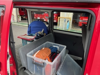 写真：支援車車内