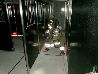 写真：迷路室での訓練2