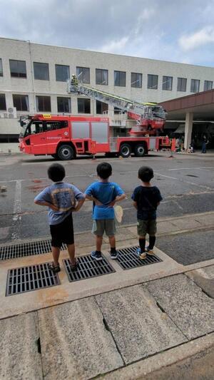 写真：はしご車とこどもたち