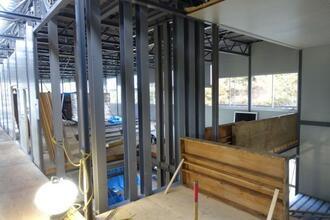 写真：笠原小学校仮設校舎エレベーター付近