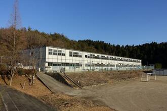 写真：仮設校舎全景