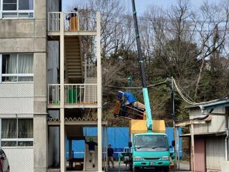 写真：ピアノの搬入