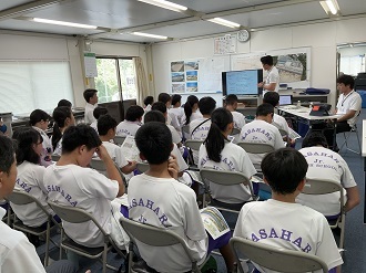 写真：見学の様子1