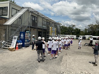 写真：見学の様子2