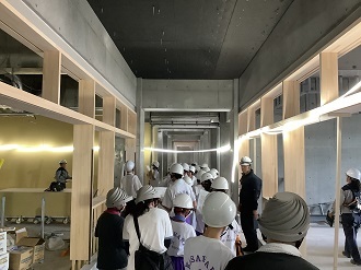 写真：見学の様子5