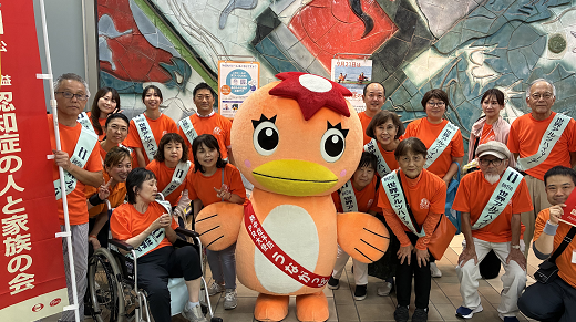 写真:うなかっぱとの啓発活動のようす