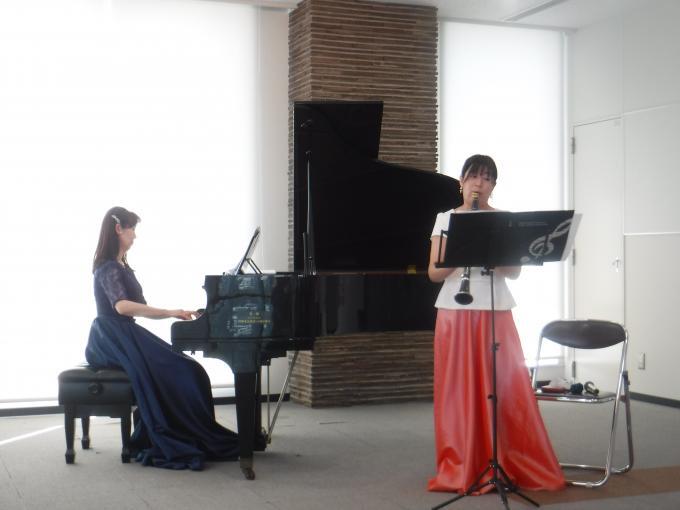 写真：ピアノを演奏する女性とクラリネットを演奏する女性