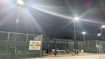 写真：テニスコート照明LED改修後