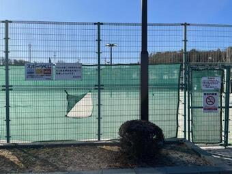 写真：スポーツ振興くじ助成金テニスコート看板