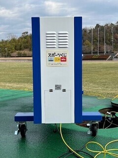 写真：フィニッシュタイマー側面（表示シール付き）