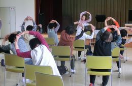 写真:健康元気を維持するため体操をする様子