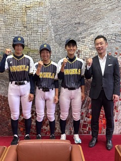 写真：全日本中学女子軟式野球大会に出場する加藤凛香さん、釜倉桃葉さん、谷本希維さん