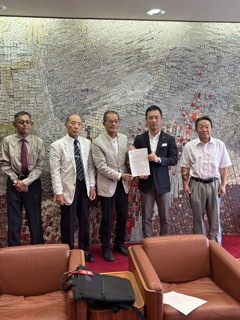 写真：腎友会からの要望書を受け取る様子