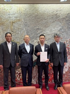 写真：建設工業会からの要望書受理の様子