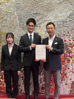 写真：はたちの集い実行委員長の寺本岳翔さんと副委員長の三好那奈さん