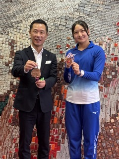 写真：アーチェリー選手　表敬訪問の様子