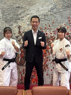 写真：全国中学生少林寺拳法大会出場選手　表敬訪問の様子