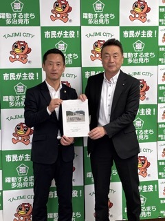 写真：測量業協会から要望書受領の様子