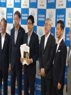 写真：東濃西部都市間連絡道路要望書提出の様子