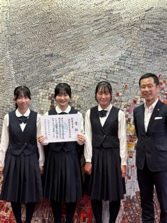 写真：岐阜県立東濃実業高等学校の生徒　表敬訪問の様子