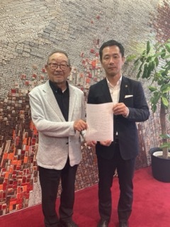 写真：医師会要望書受領の様子