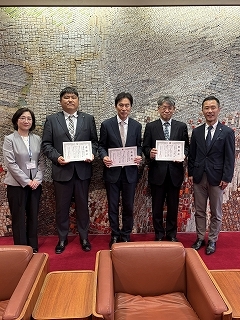 写真：養正交流センターオープン記念寄附の感謝状贈呈式