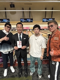 写真：チャリティーボウリング会場訪問